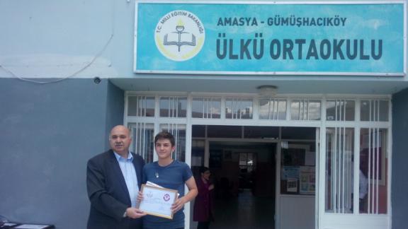 Türkiye TEOG birincisi Ahmet ALTUNDAĞ karnesini ve hediyesini İlçe Milli Eğitim Müdürü Ercan GÜLTEKİN´ den aldı.