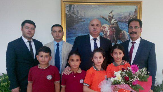 İlçe Milli Eğitim Müdürü Ercan Gültekin´ e Küçük Öğrencilerden Ziyaret