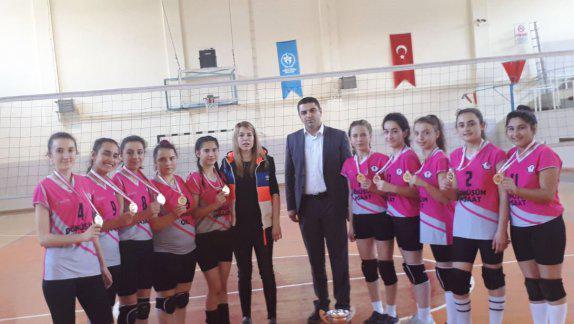Gümüşhacıköy Ülkü Ortaokulu Yıldız kız voleybol takımı DA İl Birincisi Oldu.