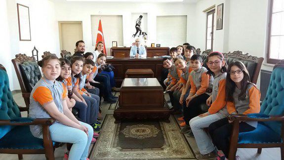 Kitap Yağmuru projesi nde 4. Sınıflarda ilçe birincisi olan Kemalpaşa İlkokulu Kaymakam Mehmet Çağatay Çakal´ ı Ziyaret etti.