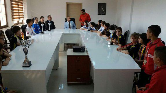 Mehmetpaşa Ortaokulu Sporcu Öğrencileri Kaymakam Mehmet Çağatay Çakal´ ı Ziyaret ettiler.