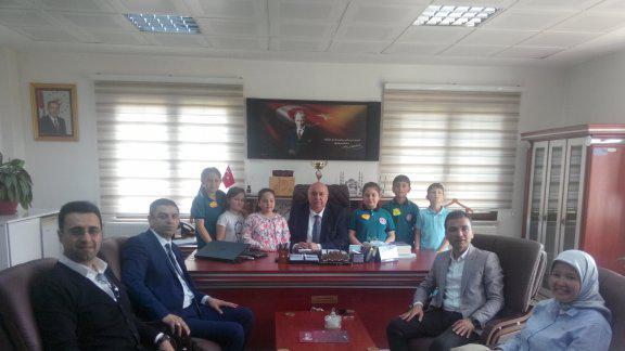    My Penpal isimli projenin Okul idarecileri, proje yürütücüleri ve öğrencileri İlçe Milli Eğitim Müdürü Ercan GÜLTEKİN i ziyaret ettiler. 