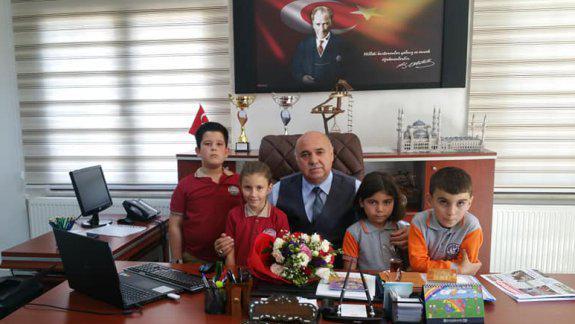 İlköğretim Haftasında Öğrenciler İlçe Milli Eğitim Müdürü Ercan Gültekin´i Ziyaret Etti.