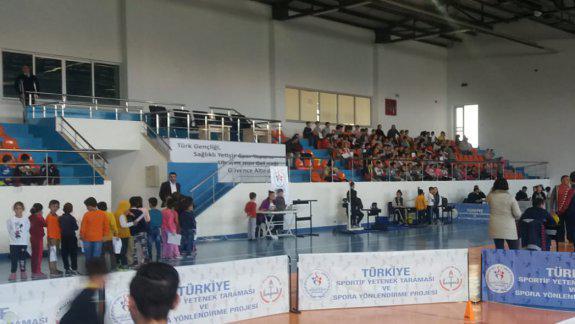 Gümüşhacıköy İlçesinde çok sayıda öğrenci, sportif yetenek tarama testinden geçti.