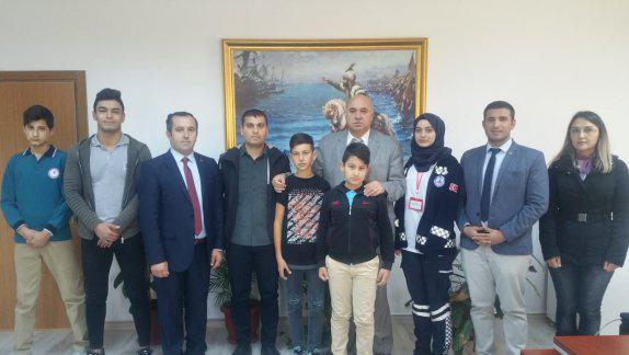Okul Öğrenci Meclis Başkanları İlçe Milli Eğitim Müdürü Ercan Gültekin´ i Ziyaret Ettiler.