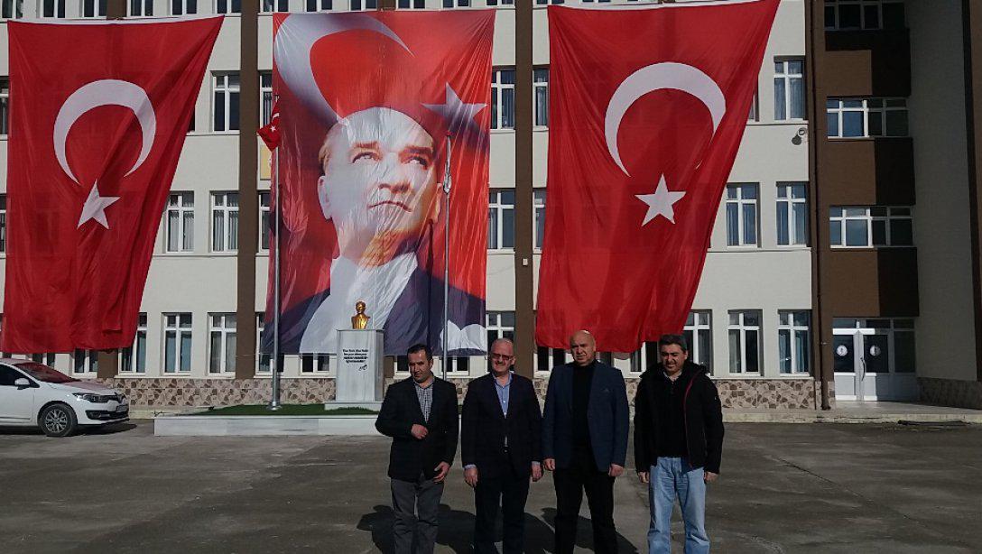 İl Milli Eğitim Müdürü Dr Hüseyin Güneş ve ilçe milli eğitim müdürü Ercan Gültekin Mesleki ve Teknik Anadolu Lisesinin pansiyonunun ve okulunu ziyaret ettiler.