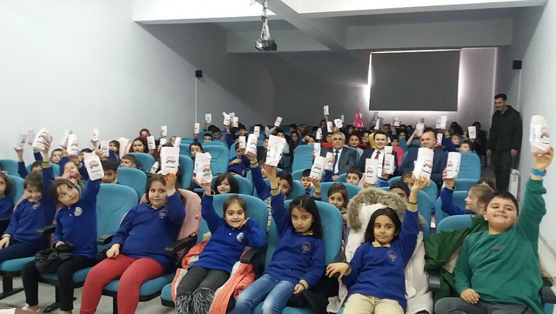 Kaymakamımız Mehmet Deniz Arabacı nın İlkokul Öğrencileriyle Sinema Keyfi