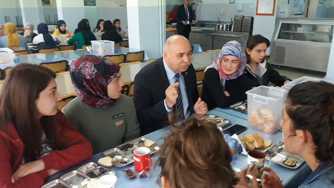 Hasan Coci Anadolu  Lisesi Pansiyonun Yemekhanesinde Öğrencilerle Kahvaltı
