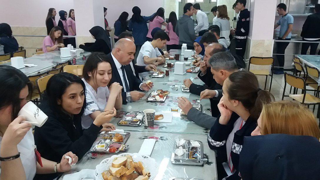 Mesleki ve Teknik Anadolu Lisesi Pansiyonun Yemekhanesinde Öğrencilerle Kahvaltı