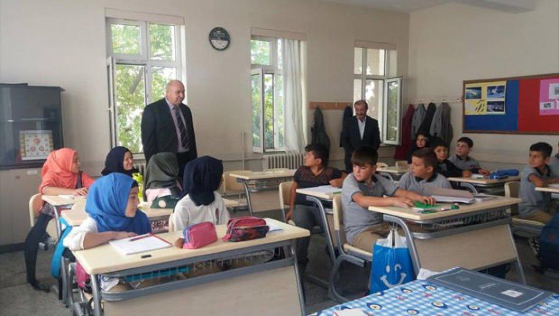 İlçe Milli Eğitim Müdürü Gültekin Okul Ziyaretleri Kapsamında İmam Hatip Ortaokulunu Ziyaret Etti.