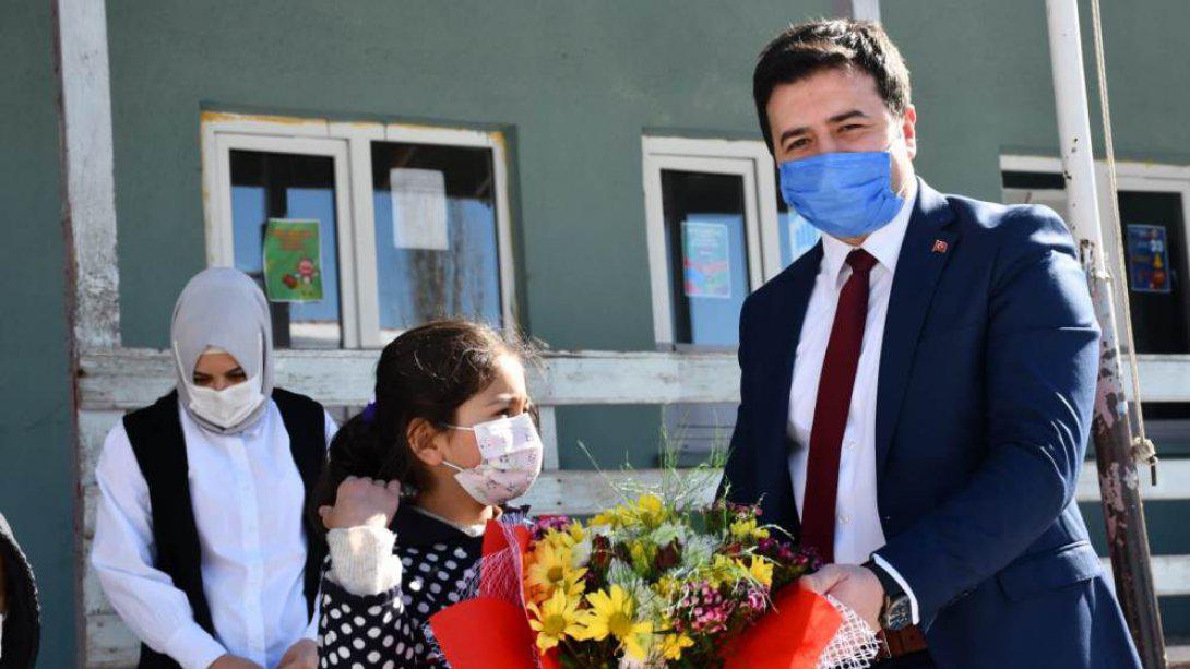 Kaymakamımız Yunus Emre Fırat Kağnıcı ve Kızılca Köy Okullarını Ziyaret Etti.