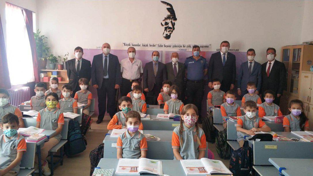 Kaymakamımız Ali Cemal Altınöz 2021 2022 Eğitim Öğretim Yılı Ders Zilini Çaldı.
