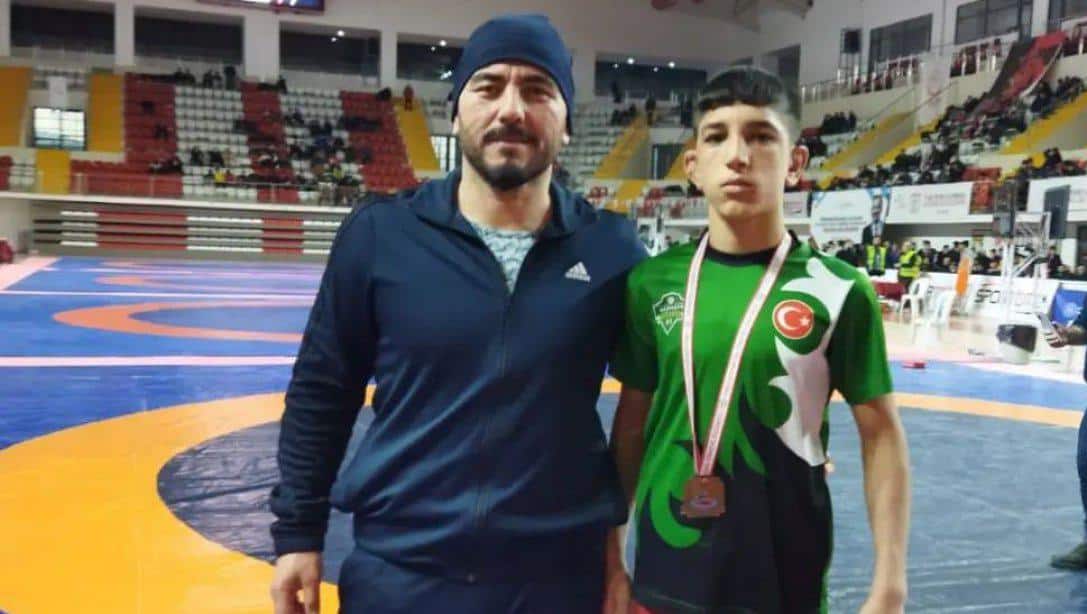 U17 Serbest Güreş Türkiye Şampiyonasında Öğrencimiz Alper TURAN Türkiye 3. sü Olmuştur.