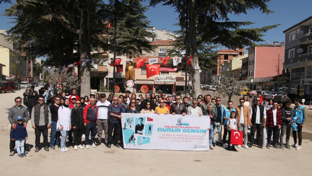 Gümüşhacıköy'de Gençlik Haftası Kapsamında Doğa ve Tarih Temalı Yürüyüş Yapıldı.