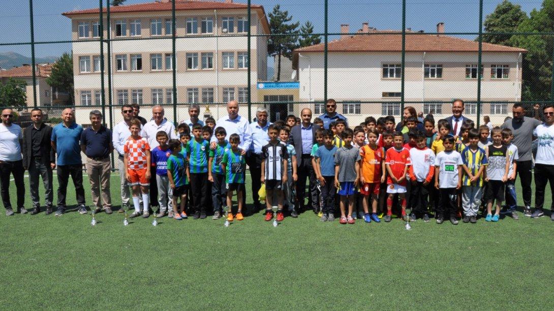 Kaymakamımız Sn. Altınöz ve İlçe Müdürümüz Sn. Ercan Gültekin İlçe Geneli Futbol Turnuvası Kupa Töreni ve Resim Sergisi Açılışına Katıldı.