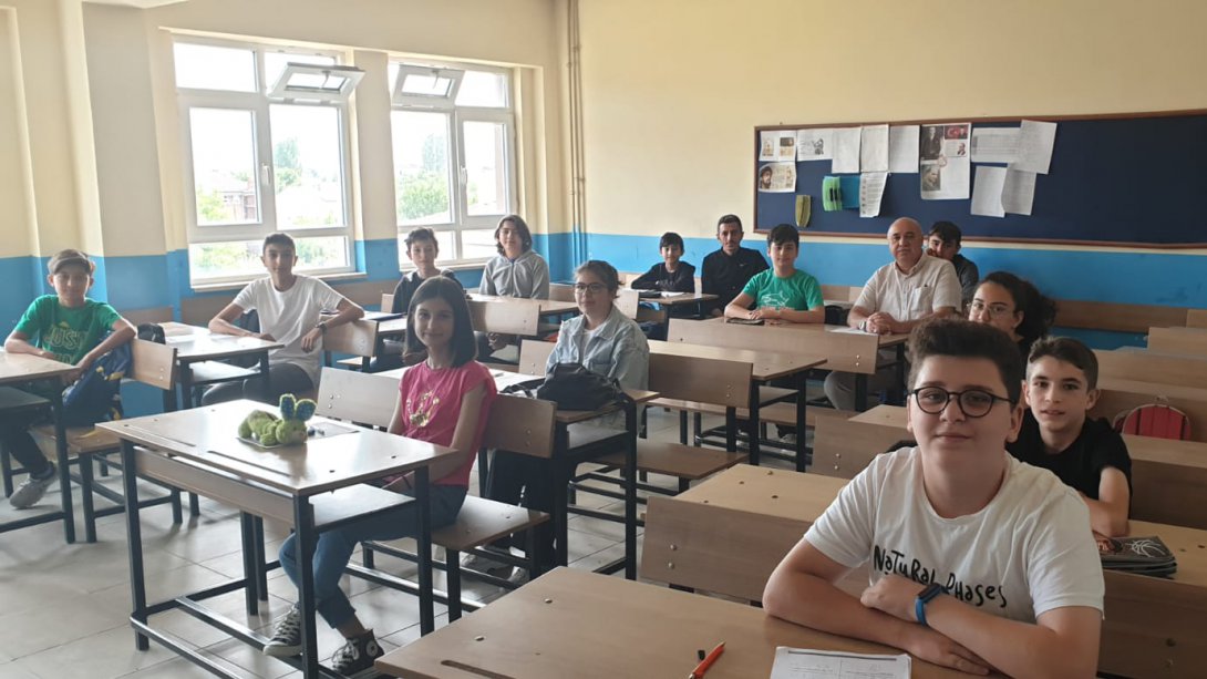 İlçe Müdürümüz Ercan Gültekin yaz döneminde açılan DYK kapsamında 8'inci sınıf öğrencilerini ziyaret etti.