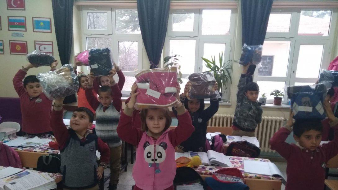 Bornova Dostlar Grubu ndan Gümüş İlkokulu Öğrencilerine Hediye