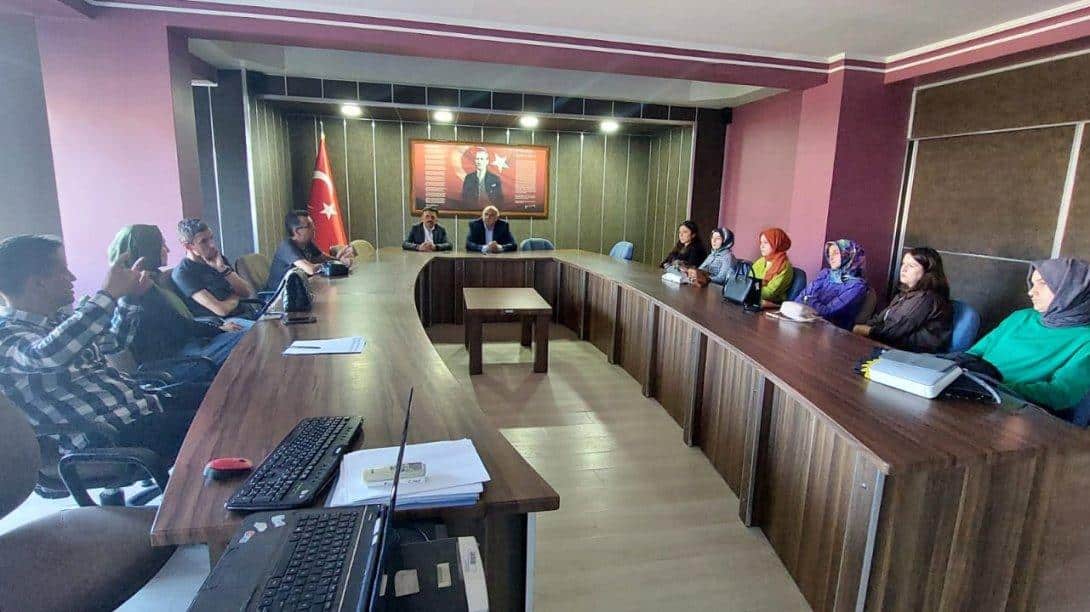 MATEMATİK ÖĞRETMENLERİMİZLE YENİ MÜFREDAT TOPLANTISI YAPILDI