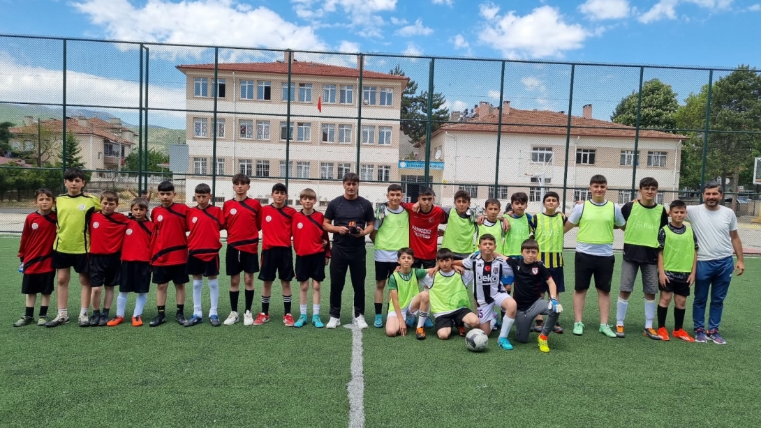 GÜMÜŞHACIKÖY'DE FUTBOL ATEŞİ YÜKSELİYOR: TÜRKİYE YÜZYILI MAARİF MODELİ SPORTİF BAHAR ETKİNLİKLERİ FİNALLERE KOŞUYOR!