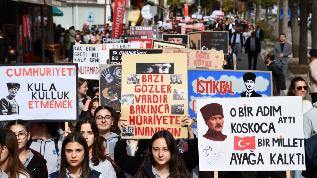 GÜMÜŞHACIKÖY'DE CUMHURİYET COŞKUSU CADDELERE TAŞTI